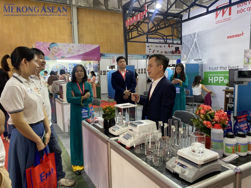 Triển lãm năm nay còn có gian hàng của Công ty TNHH Văn Minh chuyên cung cấp sản phẩm hóa chất công nghiệp, hóa chất tinh khiết, đặc biệt là các thiết bị - dụng cụ phòng thí nghiệm. Doanh nghiệp này hiện phân phối độc quyền các thiết bị của thương hiệu Me