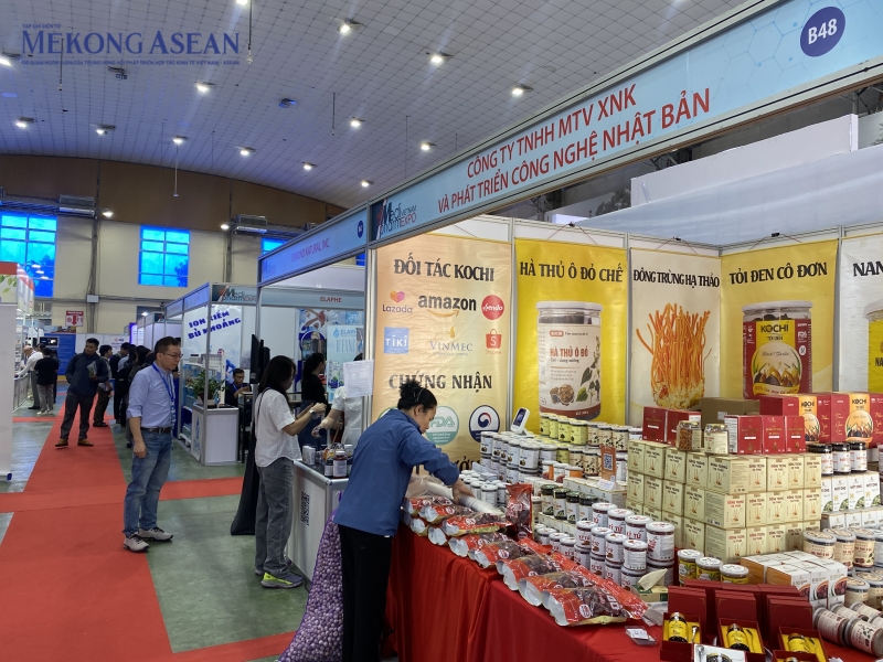 Triển lãm Vietnam Medipharm Expo 2024 quy tụ gần 100 gian hàng đến từ 8 quốc gia và vùng lãnh thổ như Việt Nam, Trung Quốc, Hàn Quốc, Mỹ, Ấn Độ…trưng bày sản phẩm thuộc các lĩnh vực gồm dược phẩm, dược liệu, thực phẩm chức năng, máy móc chế biến, đóng gói