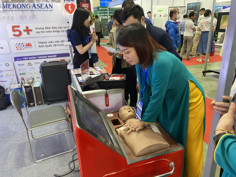 Một trong những gian hàng thu hút khách trải nghiệm là của Wellbeing, đơn vị chuyên đào tạo sơ cấp cứu chuyên nghiệp và cung cấp thiết bị khử rung tim tự động bên ngoài. Tại triển lãm, công ty giới thiệu máy khử rung tim tự động bên ngoài của công ty Nano