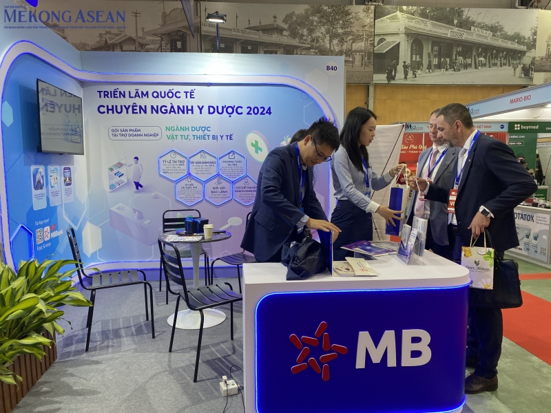 Cũng tại triển lãm, Ngân hàng TMCP Quân đội (MB Bank) giới thiệu gói sản phẩm tài trợ doanh nghiệp ngành dược, vật tư, thiết bị y tế. Ảnh: Hà Anh/Mekong ASEAN.