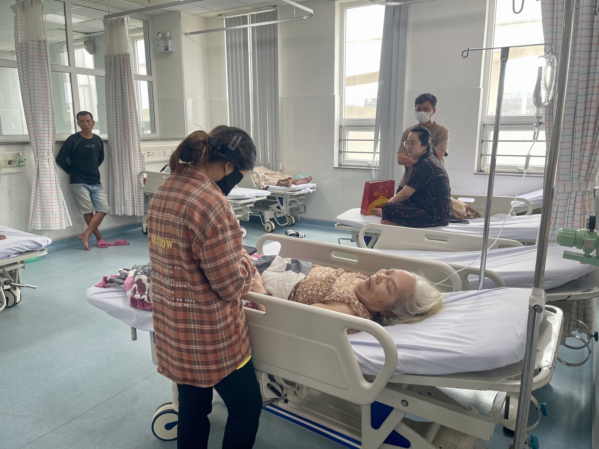 Vụ hàng trăm người ngộ độc: Bánh mì - xôi Cô Ba Bến Đình phải chịu trách nhiệm nhiều mặt - Ảnh 2. Vụ hàng trăm người ngộ độc: Bánh mì - xôi Cô Ba Bến Đình phải chịu trách nhiệm nhiều mặt - Ảnh 2.