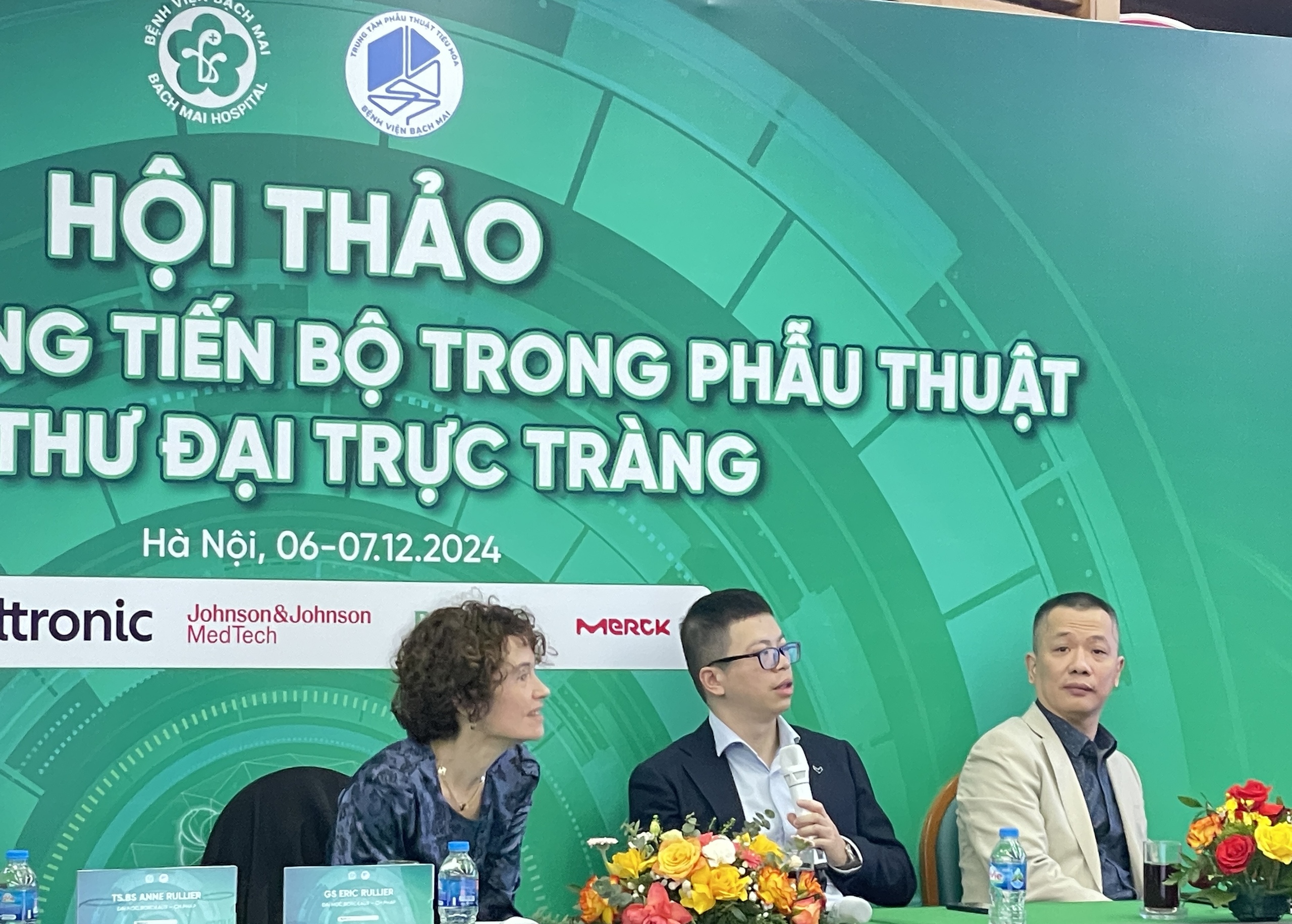 Phát hiện ung thư đại tràng từ biểu hiện đi ngoài ra máu- Ảnh 2.