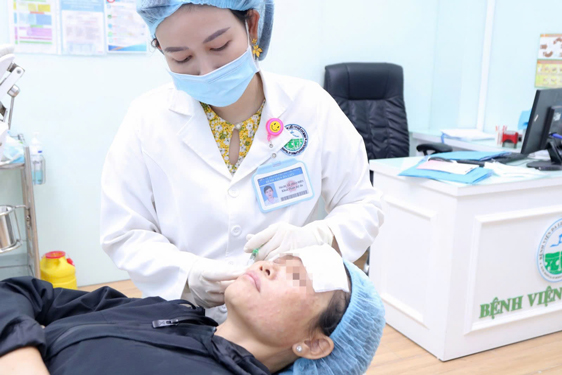 Bác sĩ Khoa Thẩm mỹ da - Bệnh viện Da liễu (TP HCM) thực hiện phương pháp tiêm meso cho khách hàng có nhu cầu làm đẹp đón Tết Ảnh: LAN ANH Bác sĩ Khoa Thẩm mỹ da - Bệnh viện Da liễu (TP HCM) thực hiện phương pháp tiêm meso cho khách hàng có nhu cầu làm đẹp đón Tết Ảnh: LAN ANH