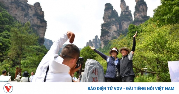 khach du lich han quoc tai cong vien rung quoc gia truong gia gioi o ho nam trung quoc hoi thang 5 2024 anh tan hoa xa jpeg