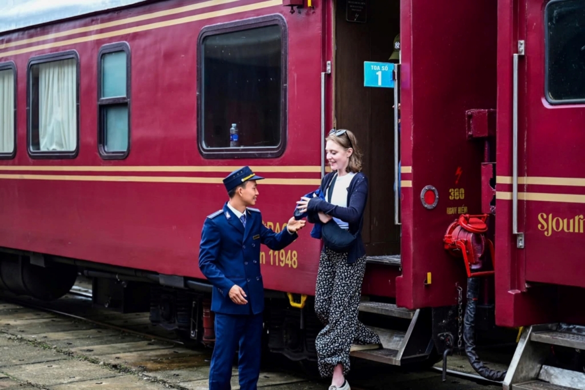 khach tren tau hoa du lich 5 sao sjourney dung o quang binh tham quan va an toi ngoai troi hinh anh 3