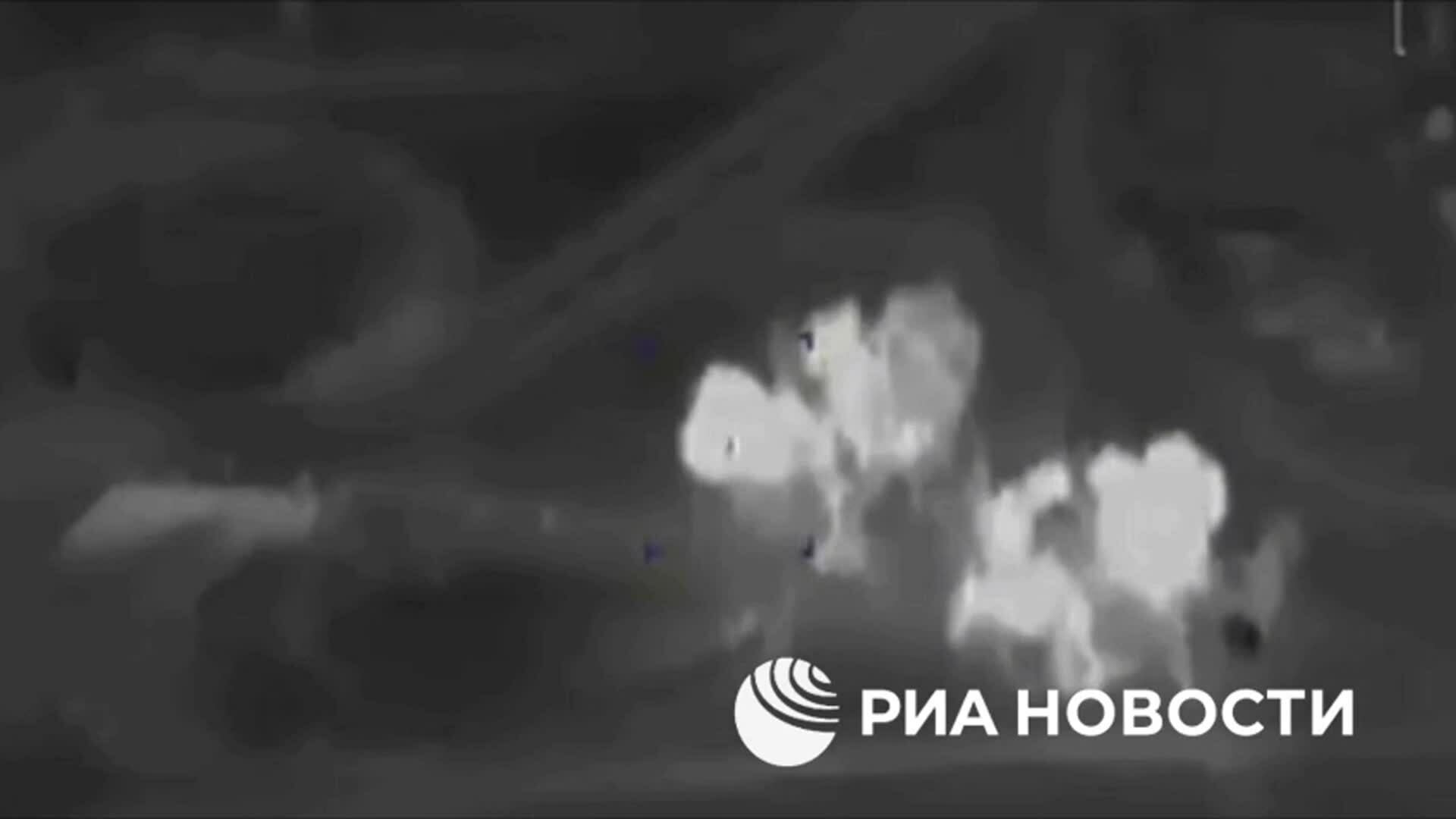 Khoảnh khắc không quân Syria ném bom chặn đoàn xe phiến quân