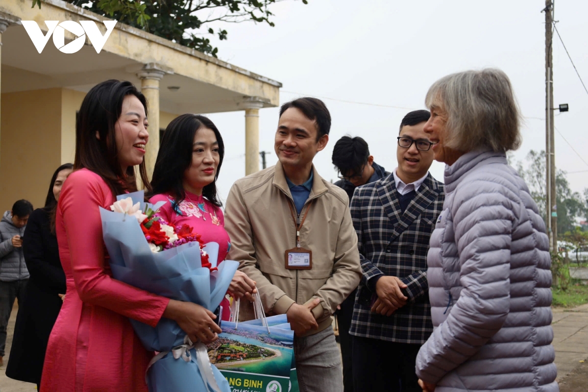 khach tren tau hoa du lich 5 sao sjourney dung o quang binh tham quan va an toi ngoai troi hinh anh 2