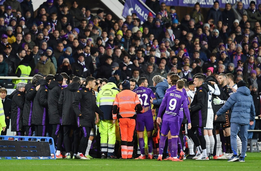 Các cầu thủ Fiorentina và Inter Milan tạo thành một bức tường xung quanh Edoardo Bove trong khi đội ngũ y tế chăm sóc nạn nhân. milan01.jpg