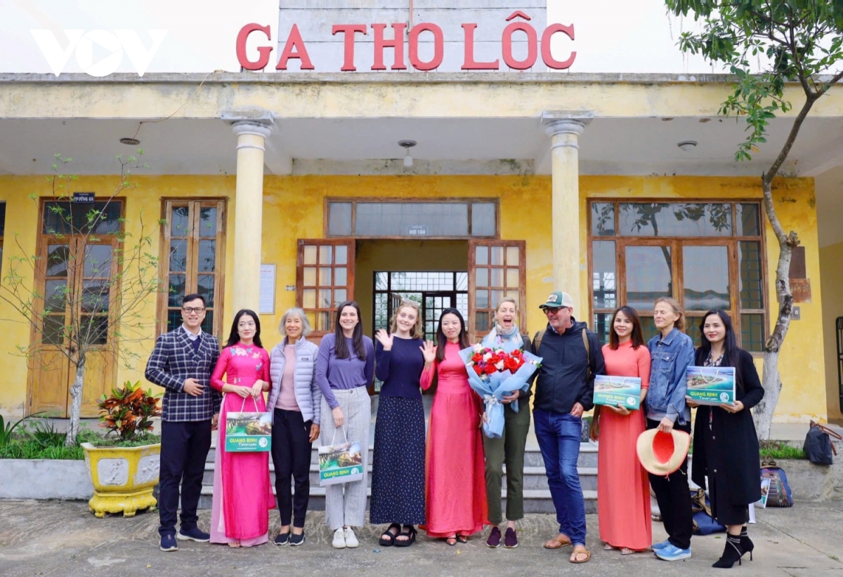 khach tren tau hoa du lich 5 sao sjourney dung o quang binh tham quan va an toi ngoai troi hinh anh 1