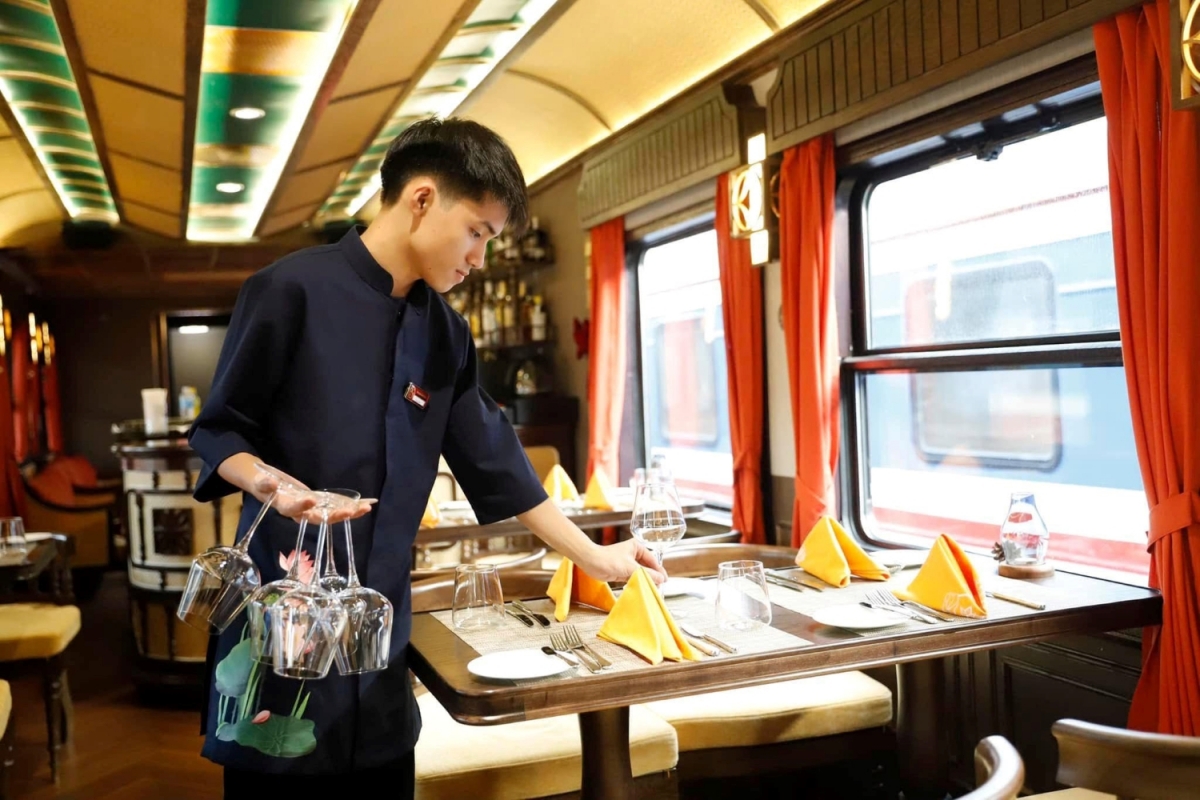khach tren tau hoa du lich 5 sao sjourney dung o quang binh tham quan va an toi ngoai troi hinh anh 4