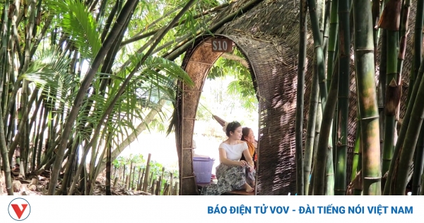 rs du khach thich thu ngoi ben trong nhung tum lam bang tre voi mai vom uon cong canh con rach