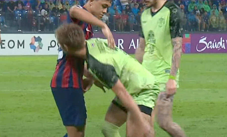 Theerathon Bunmathan rất kín khi bóp vào hạ bộ Arif Aiman ở trận Johor Darul Tazim hòa Buriram United 0-0 tại vòng bảng AFC Champions League 2024-2025. thalan.jpg