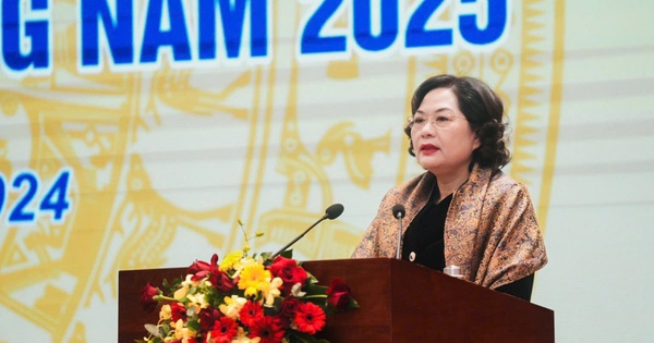 Nhiều điểm sáng trong hoạt động Ngân hàng năm 2024 1 thong doc nguyen thi hong 17342222914811872812234 86 0 610 1000 crop 17342223047361364210809