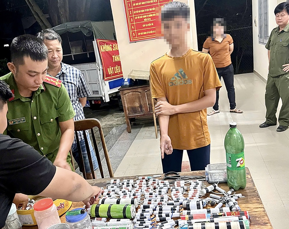 Hình ảnh thiếu niên nhập viện cấp cứu do chơi pháo nổ ở Đồng Nai- Ảnh 1. Hình ảnh thiếu niên nhập viện cấp cứu do chơi pháo nổ ở Đồng Nai- Ảnh 1.