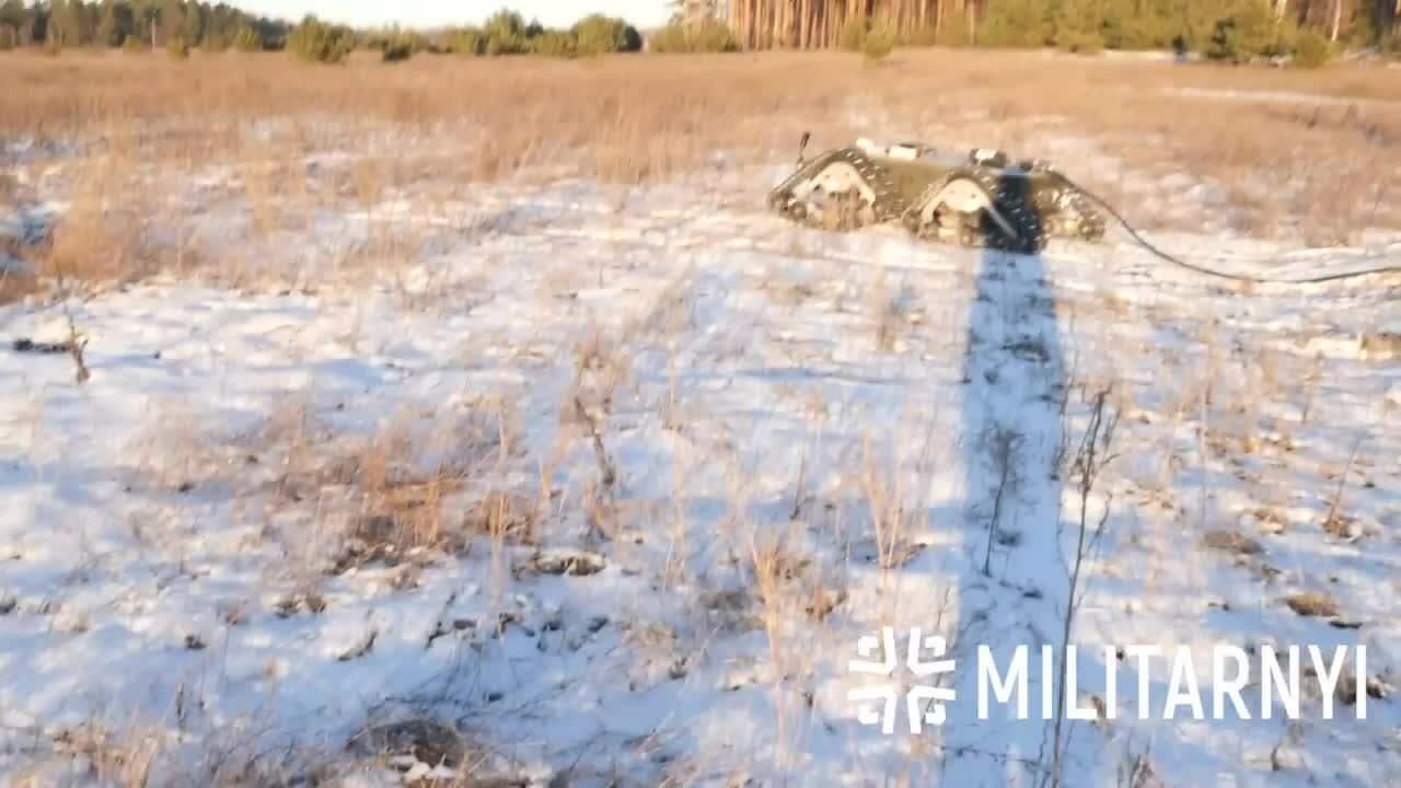 Ukraine khoe robot, drone gắn cáp quang