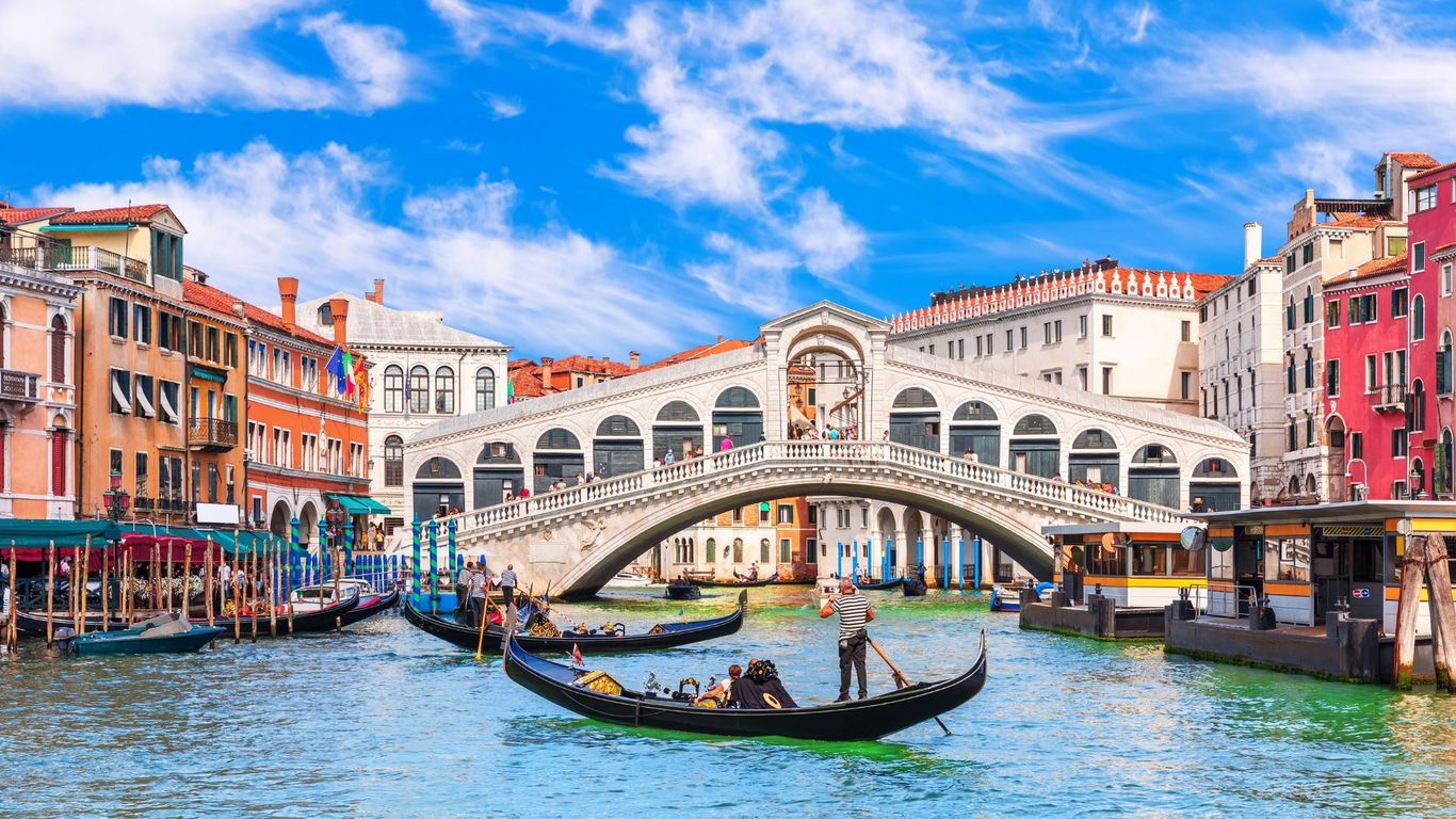 venice-1-1734491779616243692359 Top 10 điểm đến du lịch được tìm kiếm ‘săn lùng’ nhiều nhất trên Google - Ảnh 5.