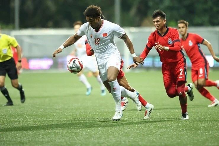 Xuân Son góp phần giúp tuyển Việt Nam hạ Singapore (áo đỏ) 2-0 ở lượt đi bán kết ASEAN Cup 2024 tối 26/12. vietnam.jpg