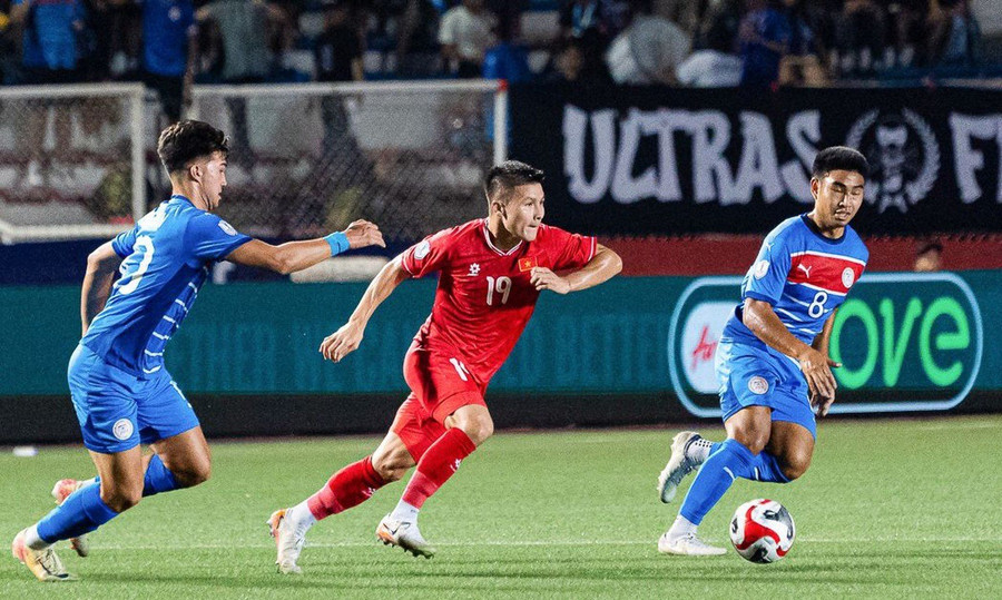 Quang Hải và các đồng đội rộng đường vào bán kết ASEAN Cup 2024 sau trận hoà phút chót với Philippines. vn.jpg