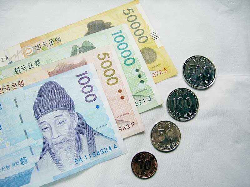 won-han-1733283167848928679973 Sau đêm thiết quân luật, chứng khoán Hàn Quốc cùng đồng won giảm mạnh - Ảnh 1.