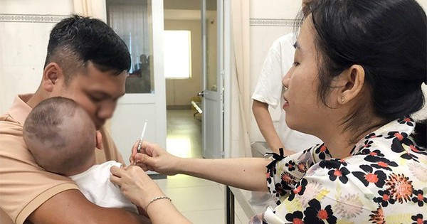 Nhiều trẻ dưới 9 tháng tuổi ở Đồng Nai biến chứng viêm phổi nặng do sởi, gia đình cần lưu ý gì? 1 z6084086403586 cdaba6f8cb1a83ca3692205f217a0774 17332781299141154599932 18 0 462 710 crop 17332784613811622962430