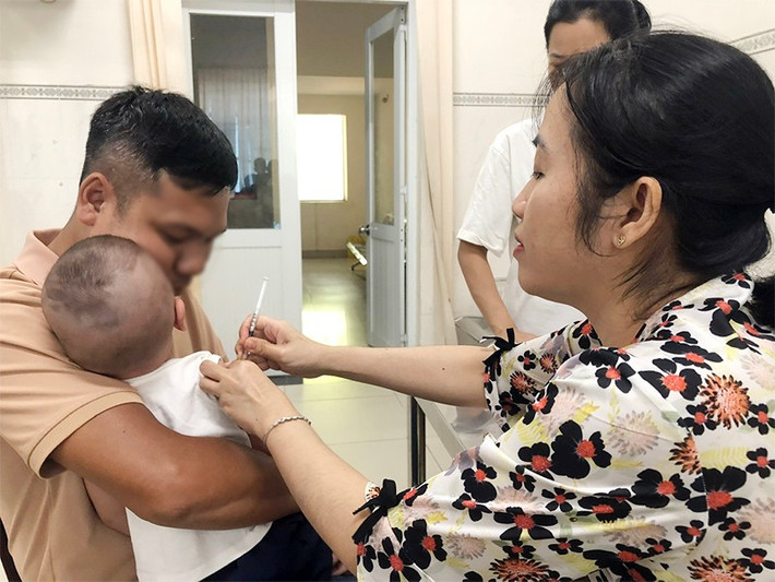 Nhiều trẻ dưới 9 tháng tuổi ở Đồng Nai biến chứng viêm phổi nặng do sởi, gia đình cần lưu ý gì? - Ảnh 1. Nhiều trẻ dưới 9 tháng tuổi ở Đồng Nai biến chứng viêm phổi nặng do sởi, gia đình cần lưu ý gì? - Ảnh 1.