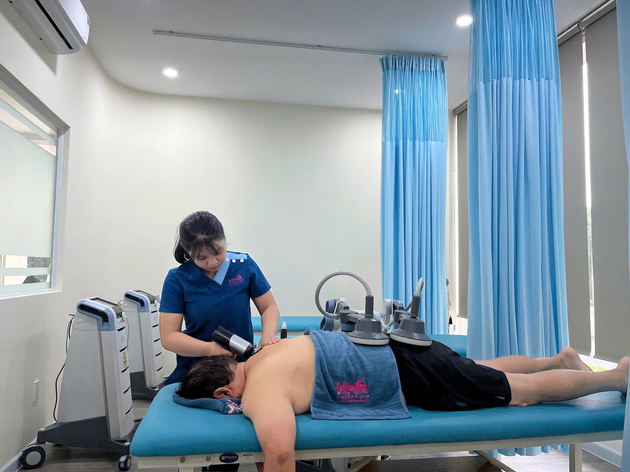 Nữ ca sĩ tử vong khi massage cổ vai gáy: Bác sĩ cảnh báo điều gì?- Ảnh 1.