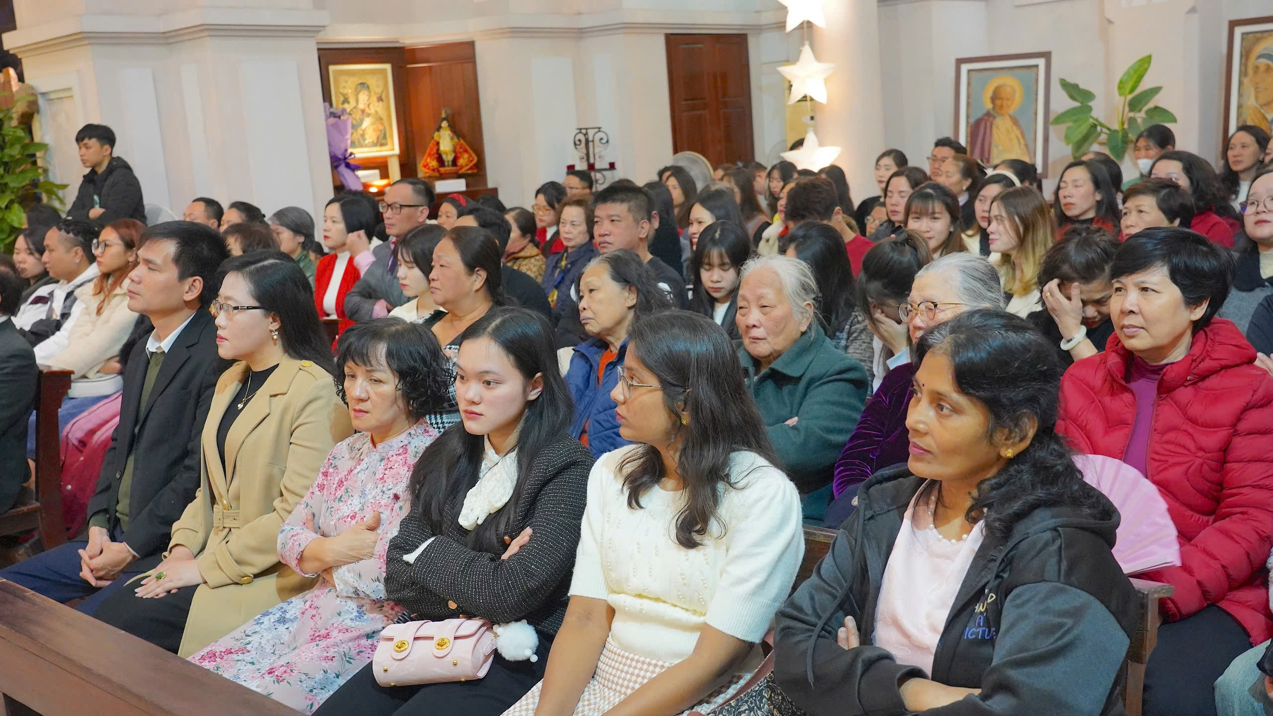z61631224611076a23c288b128e3f101c085ff9dcf14d6-1735086149737561721150 Ảnh đẹp Giáng sinh tại nhà thờ Cửa Bắc, Hà Nội - Ảnh 5.