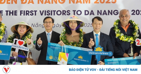 125 chuyến bay đến Đà Nẵng trong ngày đầu năm mới 2025 1 dai dien so du lich tp da nang va vietnam airlines trao qua tang du khach den thanh pho bang duong hang khong